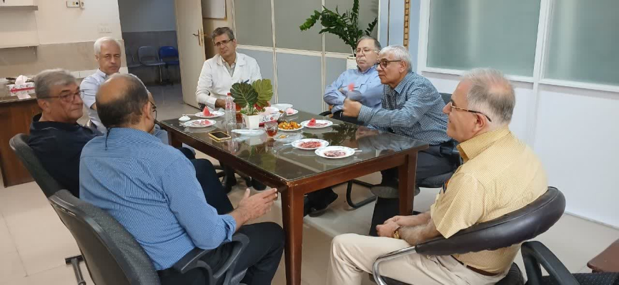 Holding-intimate-gathering-retired-professors-Faculty-Dentistry